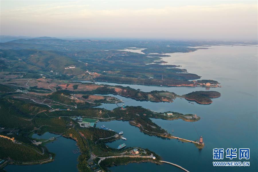 8月25日傍晚在河南南阳市淅川县境内拍摄的丹江口水库库区景色（无人机照片）。 丹江口水库是国家南水北调中线工程水源地。 新华社记者 冯大鹏 摄