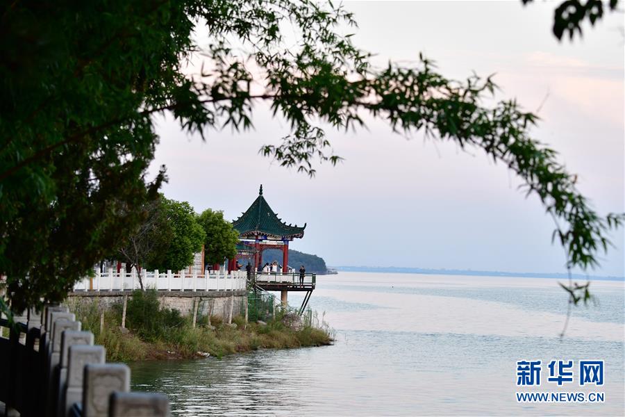 8月25日傍晚在河南南阳市淅川县境内拍摄的丹江口水库库区景色。 丹江口水库是国家南水北调中线工程水源地。 新华社记者 冯大鹏 摄