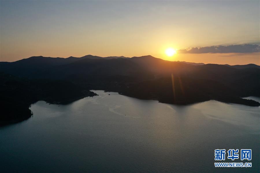 8月25日傍晚在河南南阳市淅川县境内拍摄的丹江口水库库区景色（无人机照片）。 丹江口水库是国家南水北调中线工程水源地。 新华社记者 冯大鹏 摄