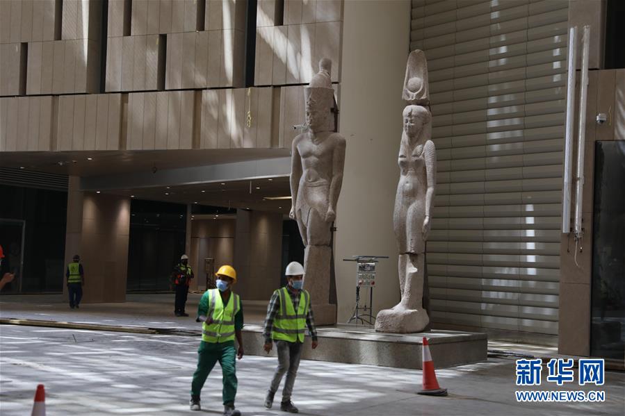 8月25日，工人们行走在埃及吉萨大埃及博物馆的建筑工地。 埃及旅游和文物部长阿纳尼8月24日发表声明说，自7月1日埃及恢复国际航班以来，胡尔加达、沙姆沙伊赫和马特鲁等旅游胜地已累计接待超过12万名外国游客。 新华社发（艾哈迈德·戈马摄）