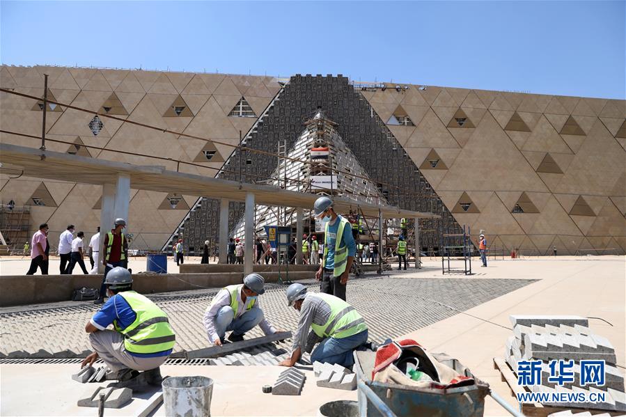 8月25日，工人们在埃及吉萨大埃及博物馆的建筑工地工作。 埃及旅游和文物部长阿纳尼8月24日发表声明说，自7月1日埃及恢复国际航班以来，胡尔加达、沙姆沙伊赫和马特鲁等旅游胜地已累计接待超过12万名外国游客。 新华社发（艾哈迈德·戈马摄）