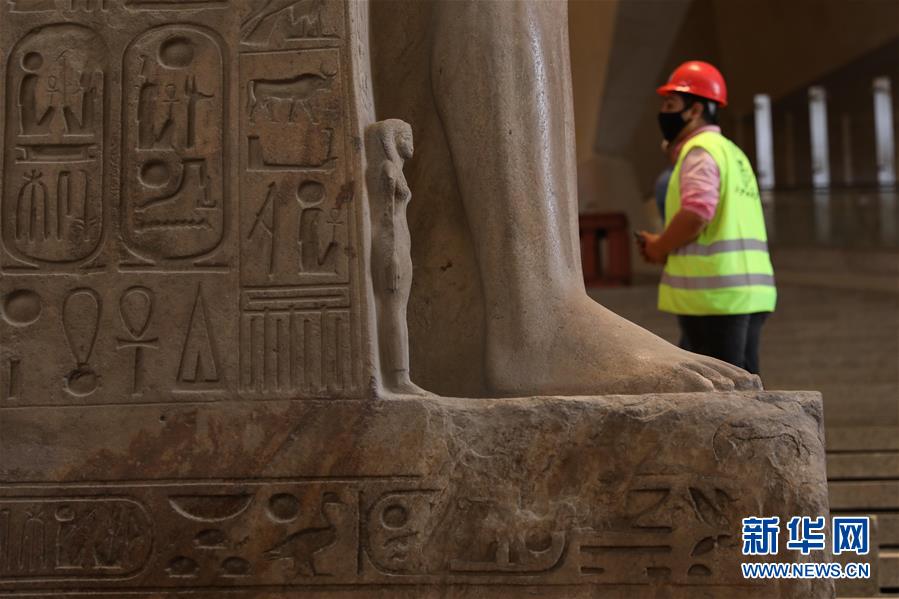 8月25日，一名工人在埃及吉萨大埃及博物馆的建筑工地工作。 埃及旅游和文物部长阿纳尼8月24日发表声明说，自7月1日埃及恢复国际航班以来，胡尔加达、沙姆沙伊赫和马特鲁等旅游胜地已累计接待超过12万名外国游客。 新华社发（艾哈迈德·戈马摄）