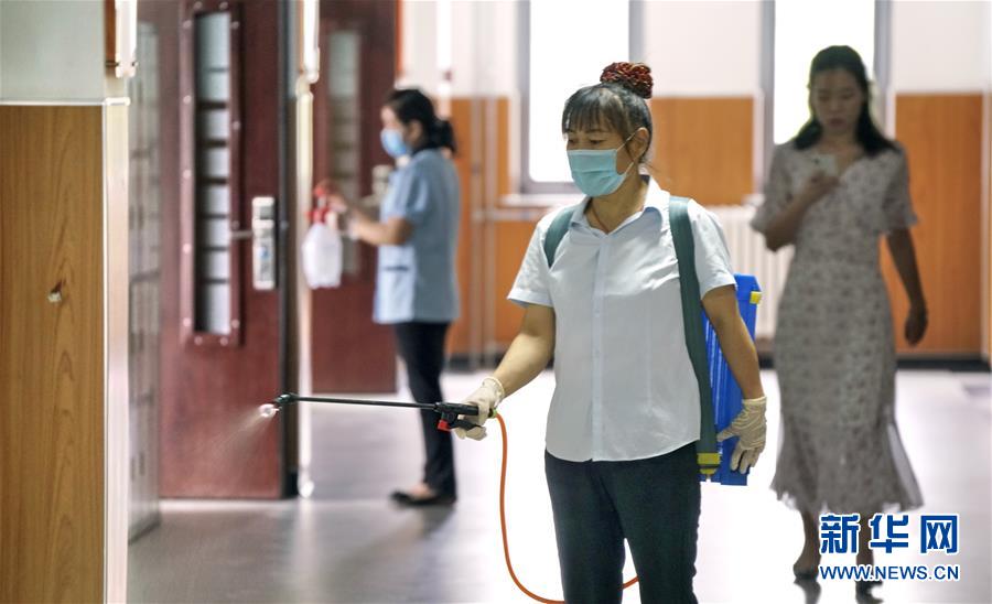 8月26日，北京市第十二中学钱学森学校的保洁人员在进行教学楼内的清洁和消毒。新华社记者 李欣 摄