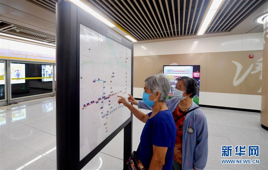 8月26日，乘客在石家庄地铁2号线裕华路站查看线路图。 当日，石家庄地铁2号线一期开通运营，这是石家庄市、也是河北省第三条投入运营的地铁线。石家庄地铁2号线一期是石家庄市中心城区南北向骨干线，线路全长15.5公里，设15座车站。 新华社记者 王晓 摄