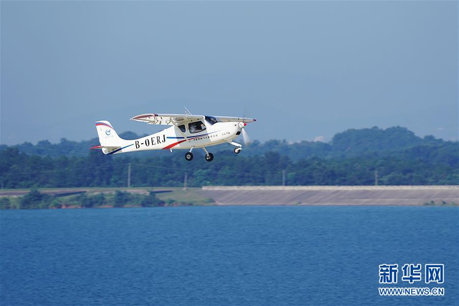 (科技)(3)国产“领雁”AG50轻型运动飞机首飞成功