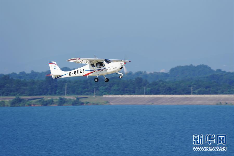 （科技）（3）国产“领雁”AG50轻型运动飞机首飞成功