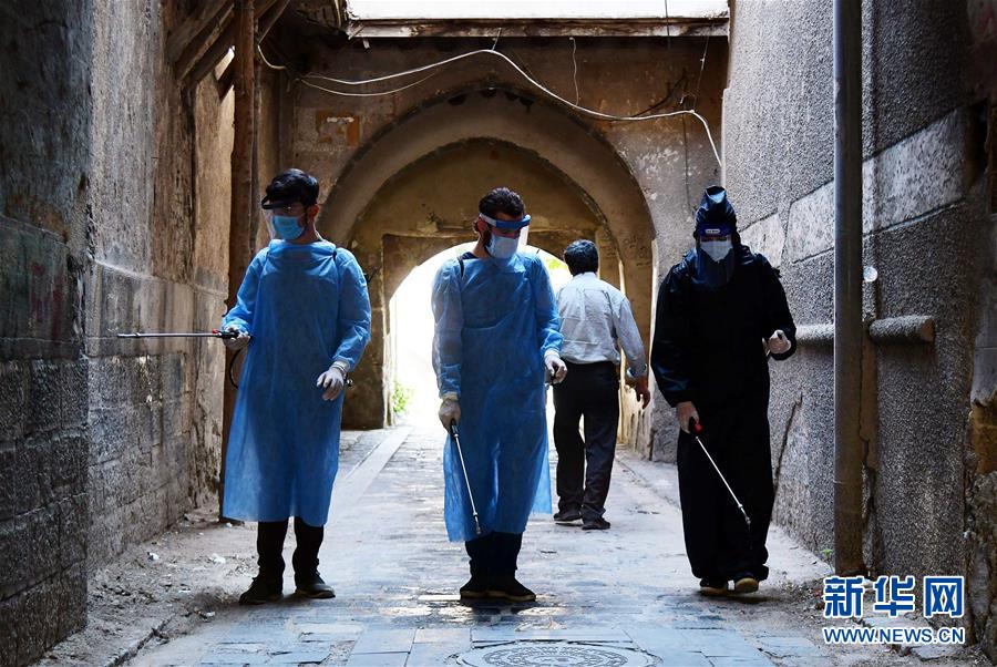 8月26日，志愿者在叙利亚首都大马士革进行消杀工作。 叙利亚卫生部26日称，该国累计新冠确诊病例2440例。 新华社发（阿马尔·萨法尔贾拉尼摄）