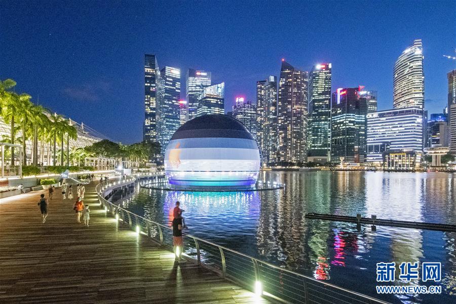 (国际)(1)新加坡:水上苹果零售店即将开业