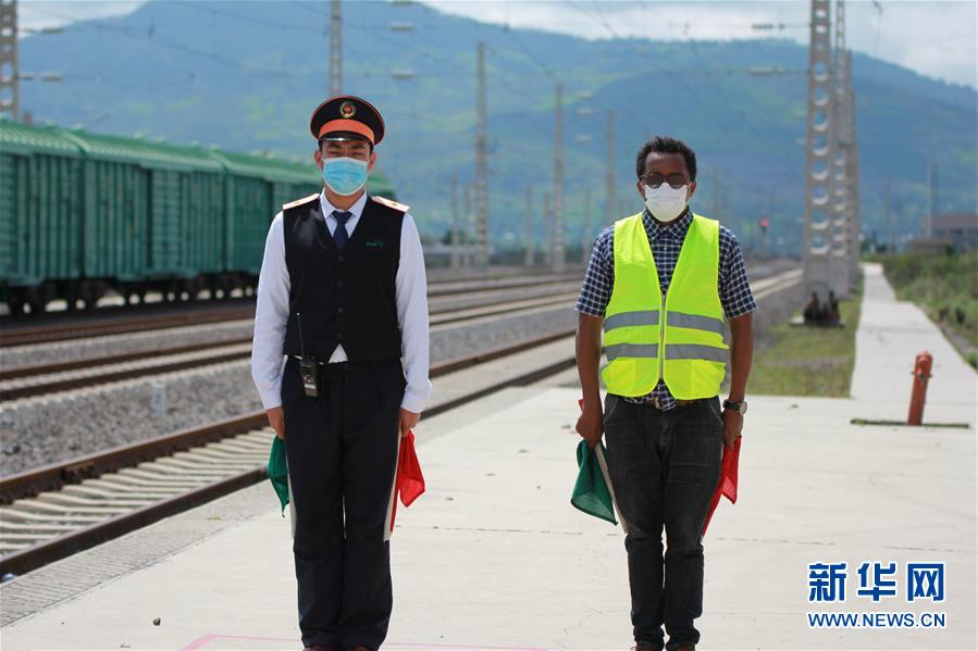 8月26日，在埃塞俄比亚首都亚的斯亚贝巴附近的亚吉铁路英多得车站，中方和埃塞员工共同执行接车作业。 新华社发（唐勇成摄）