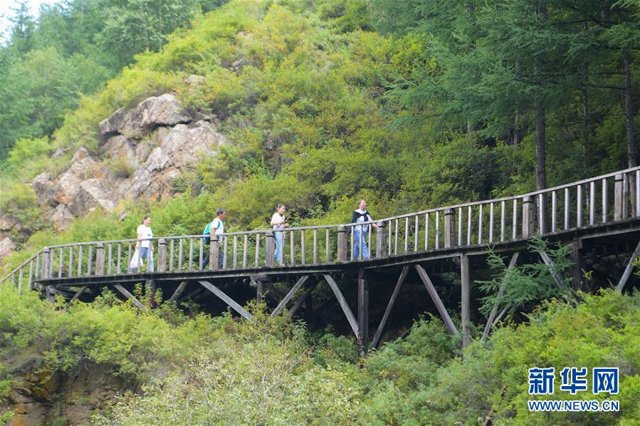 8月27日，游客在苏木山森林公园游玩。 近日，位于内蒙古自治区乌兰察布市兴和县的苏木山森林公园绿意浓浓，景色宜人。 新华社记者 李志鹏 摄