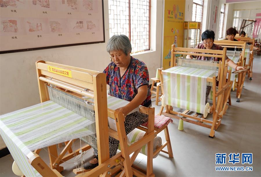 8月28日，巨鹿县柳洼村的妇女在村里一家手织布作坊忙碌。 近年来，河北省巨鹿县将就业扶贫作为脱贫攻坚的重要抓手，依托劳动密集型企业和扶贫车间，鼓励企业采取短期用工、季节用工、临时用工等灵活方式，吸纳有劳动能力的农村留守妇女在家门口就业，帮助她们实现顾家、增收两不误。 新华社记者 牟宇 摄