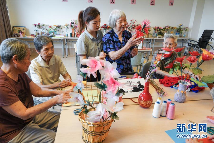 8月29日，93岁老人尹元芬（右二）在滨湖区社会福利中心活动室带领老人们制作手工丝网花。 近年来，江苏省无锡市滨湖区构建多元化养老服务体系，推动养老服务供给侧改革，加快养老设施建设。目前，该区有各类养老机构13家，养老床位达4254张。 新华社记者 杨磊 摄