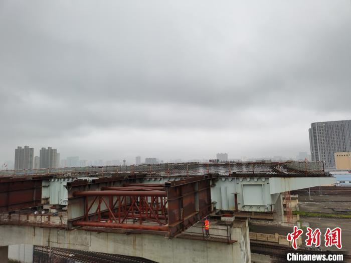 图为施工现场。 李爱平 摄 图为施工现场。 李爱平 摄