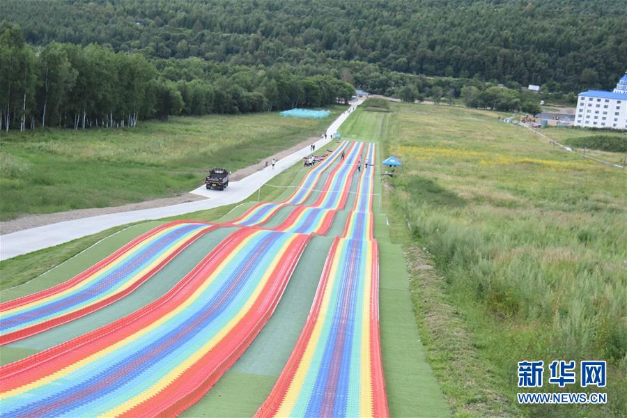 这是8月12日在黑龙江省伊春市九峰山养心谷拍摄的彩虹滑道。  新华社记者 杨喆 摄