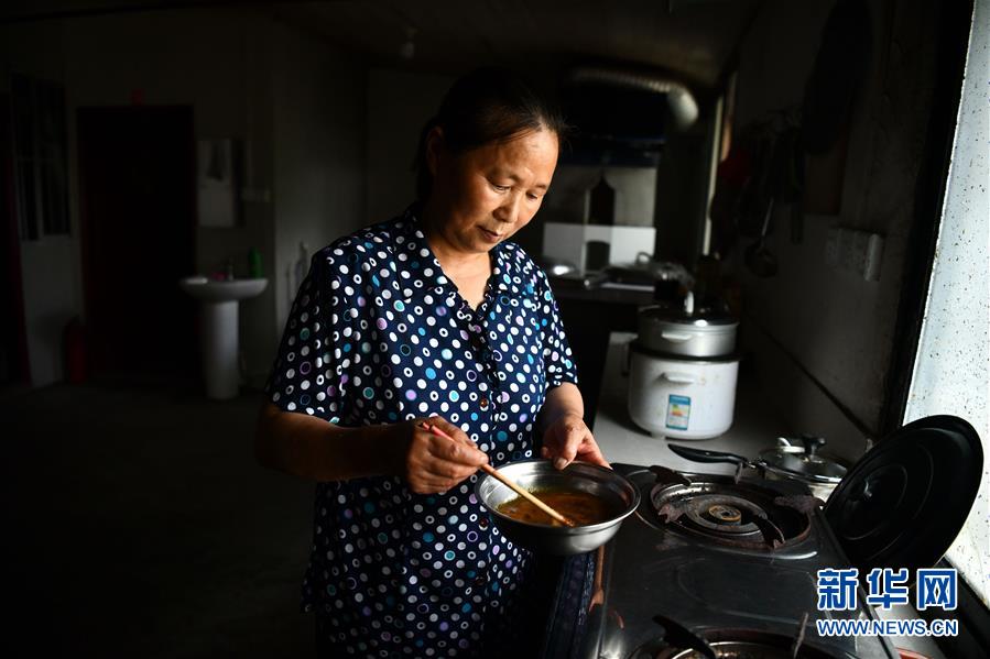 8月30日，傅兴芳在老年服务中心里准备午餐。新华社记者 刘军喜 摄