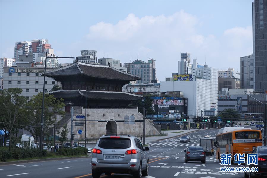 8月30日，在韩国首尔，东大门附近行人车辆稀少。 针对近期首尔、仁川、京畿道等韩国首都圈地区疫情持续蔓延的趋势，韩国政府决定在继续维持保持社交距离第二阶段政策的同时，对首都圈进一步采取强化防疫措施。自8月30日起至9月6日，位于首都圈的餐厅、糕点店等每天21时后禁止堂食，连锁型咖啡店内不分时间段均禁止堂食；健身房、台球厅、室内高尔夫练习场等室内体育设施暂停营业；首都圈补习班暂停面对面授课，但在遵守防疫规则前提下，9人以下补习班可在申报获批的指定场所继续运营。 新华社记者 王婧嫱 摄