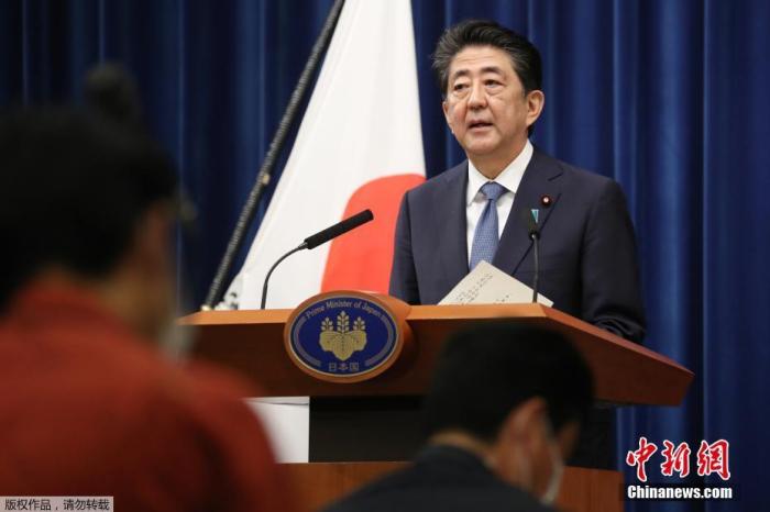 当地时间8月28日下午5时许,日本首相安倍晋三在新闻发布会上,宣布辞去首相职务。图为新闻发布会现场。 点击进入下一页