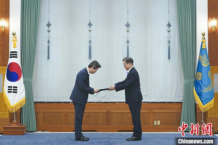 当地时间7月29日,韩国总统文在寅向新任统一部长官李仁荣、新任国家情报院院长朴智元授予任命书。文在寅称,二人肩负“重启发展陷入僵局的南北关系的使命”。图为文在寅(右)向李仁荣授予任命书。 <a target='_blank' href='http://www.chinanews.com/'>中新社</a>发 青瓦台 供图 点击进入下一页