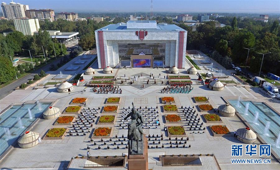 8月31日，吉尔吉斯斯坦在首都比什凯克阿拉套广场举行独立日庆典。 当天，吉尔吉斯斯坦举行活动，庆祝独立29周年。 新华社发（罗曼摄）