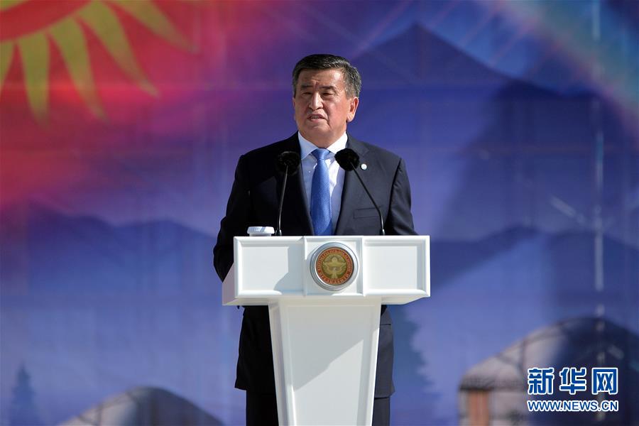 8月31日，在吉尔吉斯斯坦首都比什凯克阿拉套广场举行的独立日庆典上，吉尔吉斯斯坦总统热恩别科夫致辞。 当天，吉尔吉斯斯坦举行活动，庆祝独立29周年。 新华社发（罗曼摄）
