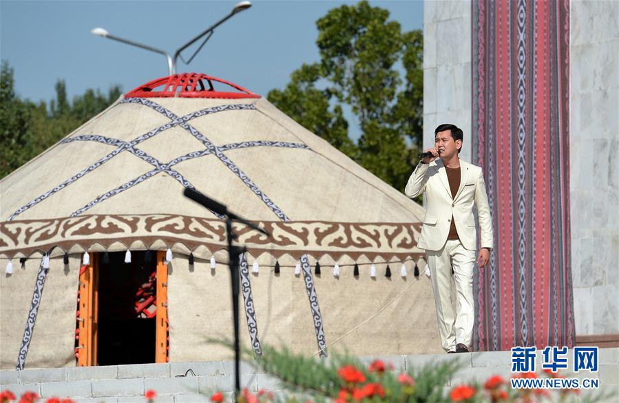 8月31日，在吉尔吉斯斯坦首都比什凯克阿拉套广场举行的独立日庆典上，歌手演唱歌曲。 当天，吉尔吉斯斯坦举行活动，庆祝独立29周年。 新华社发（罗曼摄）