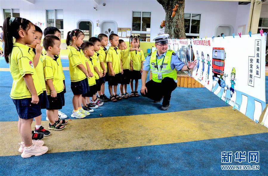 9月1日，孩子们在交警的带领下学习交通安全知识。 新华社记者 徐昱 摄