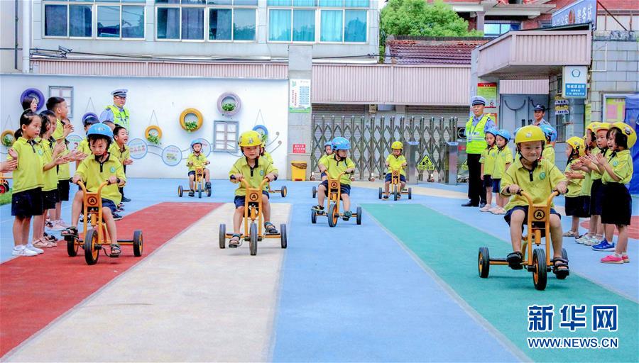 9月1日，孩子们参加交通安全趣味游戏。 新华社记者 徐昱 摄