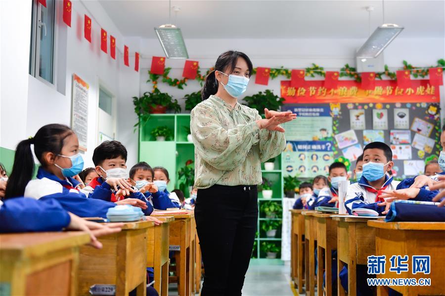 9月1日，西宁市城西区虎台小学老师薛晓霞在开学第一课上给学生讲解七步洗手法。 当日，青海省西宁市迎来小学开学首日，西宁市城西区虎台小学围绕爱国主义教育、航空航天、节约粮食、卫生防疫等主题开展开学第一课。 新华社记者 张龙 摄