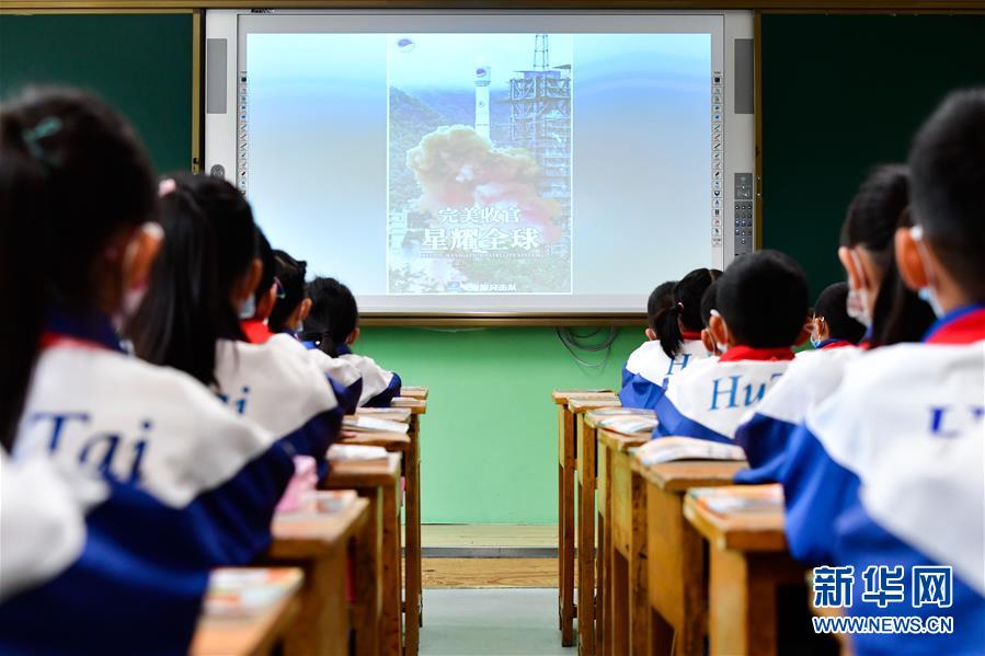 9月1日，西宁市城西区虎台小学学生在开学第一课上学习航空航天知识。 当日，青海省西宁市迎来小学开学首日，西宁市城西区虎台小学围绕爱国主义教育、航空航天、节约粮食、卫生防疫等主题开展开学第一课。 新华社记者 张龙 摄