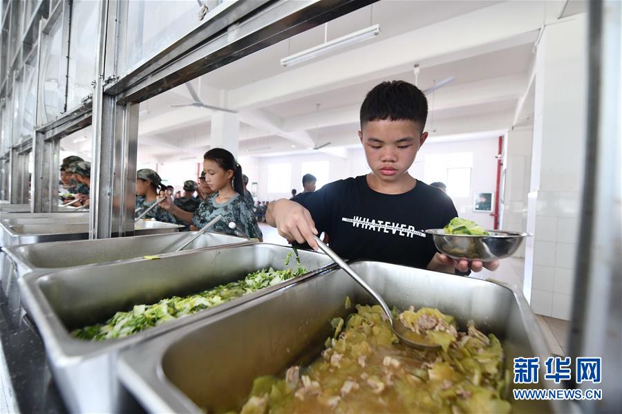 9月1日，在广西融水苗族自治县丹江中学，学生在按需自行选菜。 近年来，广西融水苗族自治县部分学校推行“自助营养午餐”的供餐形式，旨在减少单一供餐造成的浪费现象。 新华社记者 黄孝邦 摄