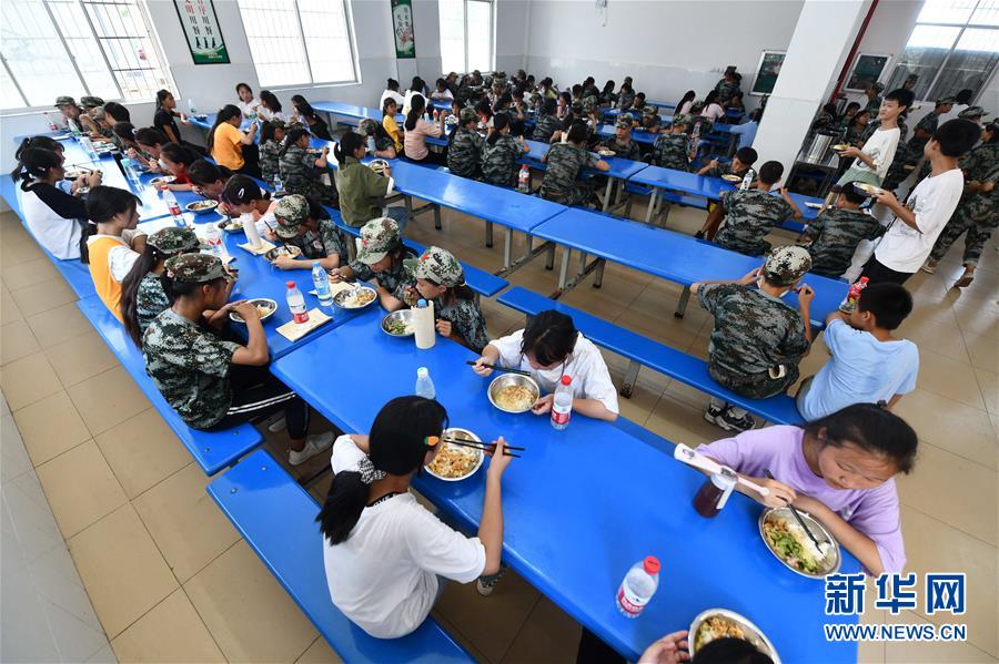 9月1日，在广西融水苗族自治县丹江中学，学生在吃午餐。 近年来，广西融水苗族自治县部分学校推行“自助营养午餐”的供餐形式，旨在减少单一供餐造成的浪费现象。 新华社记者 黄孝邦 摄