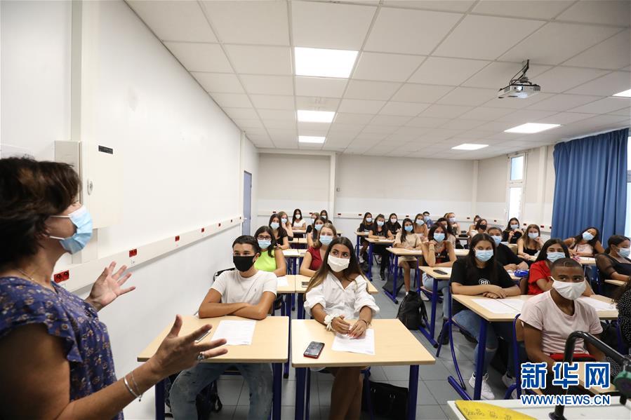 9月1日，在法国南部城市尼斯的一所中学，学生和老师戴口罩上课。 法国9月1日迎来新学年第一天，中小学生重返校园。 新华社发（塞尔日·阿乌齐 摄）