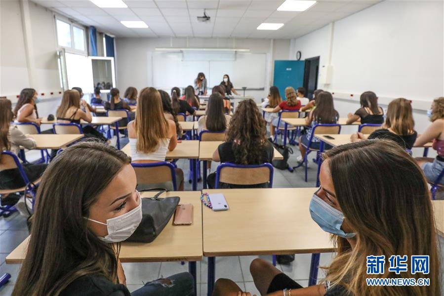 9月1日，在法国南部城市尼斯的一所中学，学生和老师戴口罩上课。 法国9月1日迎来新学年第一天，中小学生重返校园。 新华社发（塞尔日·阿乌齐 摄）