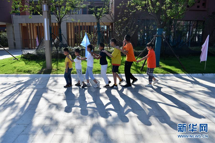 9月3日，学生在合肥特殊教育中心北校区内熟悉校园环境。新学期，由中建二局三公司承建的合肥特殊教育中心北校区启用，迎来了700多名学生和200多名教师。合肥特殊教育中心北校区总建筑面积约6万平方米，能容纳1100多名学生，进一步提升了残疾学生的学习、生活环境。 新华社记者 刘军喜 摄