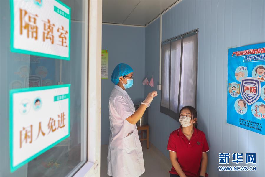9月3日，在中国儿童中心实验幼儿园，参加模拟演练的校医在隔离室模拟为发烧的“学生”测量体温。 近日，北京市各幼儿园为开园做准备，部分幼儿园进行开园的模拟演练。受新冠肺炎疫情影响，今年北京市中小学、幼儿园实行分批、错峰开学。9月8日起，各类型幼儿园大班、中班开园。9月11日各类型幼儿园小班开园后，北京市中小学幼儿园将全部开学。 新华社记者 张玉薇 摄