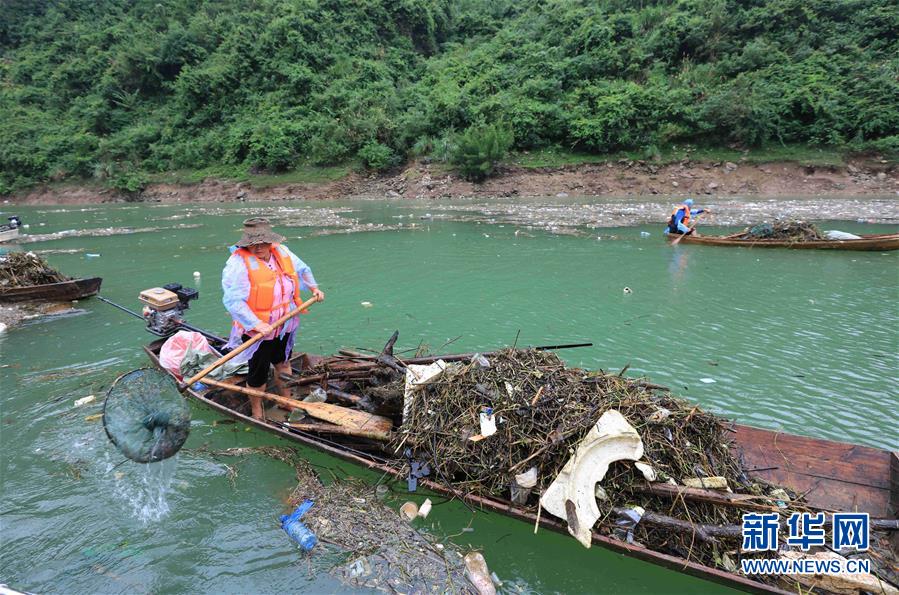 #（环境）（5）湖南张家界：清理漂浮物 守护美丽河道