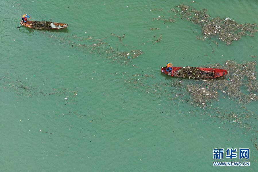 #（环境）（2）湖南张家界：清理漂浮物 守护美丽河道