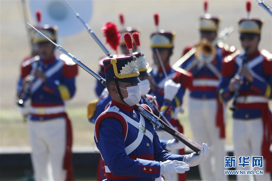 9月7日，礼兵在巴西首都巴西利亚举行的庆祝活动上表演。 当日，巴西首都巴西利亚举行庆祝活动，纪念巴西独立198周年。 新华社发（卢西奥·塔沃拉摄）