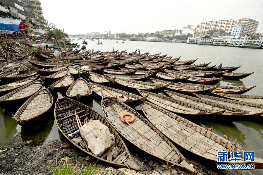 9月8日，外形尖细的船只集中停泊在孟加拉国首都达卡的布里甘加河水面上，如同漂浮的花瓣组成花朵。 布里甘加河是流经达卡的重要河流，水上交通繁忙。 新华社发