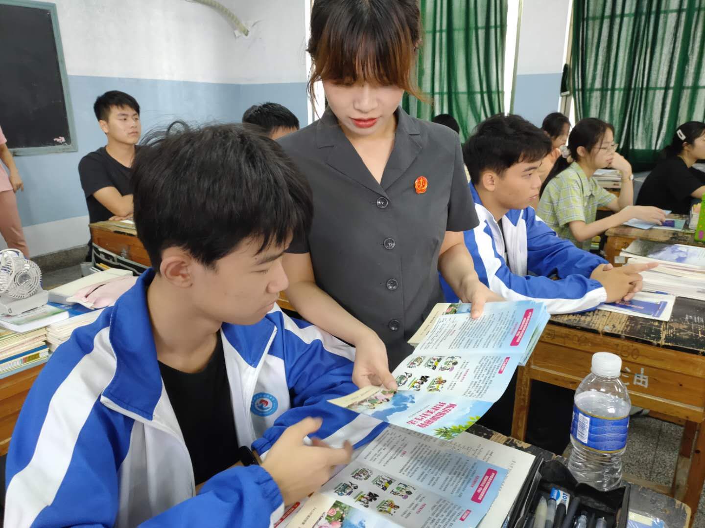 县法院法官向学生介绍反邪教知识