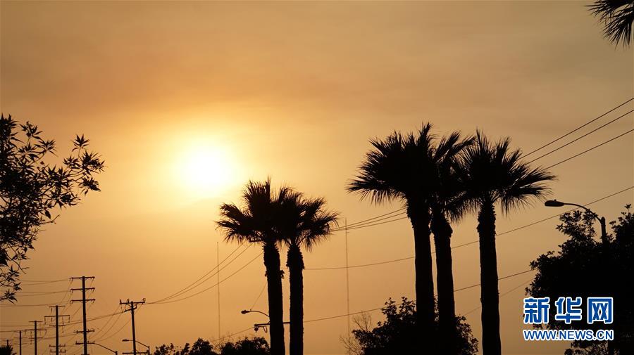 9月9日，在美国加利福尼亚州蒙罗维亚，天空被山火带来的烟尘笼罩。 加州山火连日燃烧形成的烟尘遮天蔽日。 新华社发（曾慧摄）