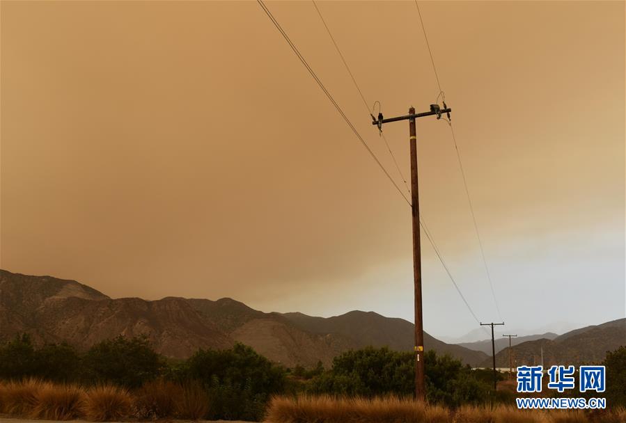 9月9日，在美国加利福尼亚州阿祖萨，天空被山火带来的烟尘笼罩。 加州山火连日燃烧形成的烟尘遮天蔽日。 新华社记者 高山 摄