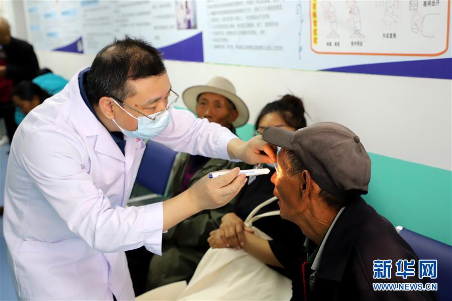 在西藏察隅县竹瓦根镇，深圳医疗团队的医生为一名白内障患者做检查（9月5日摄）。新华社发（刘镇平 摄）