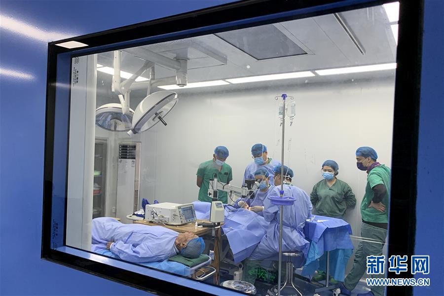 在西藏察隅县人民医院，深圳医疗团队的医生们为白内障患者实施手术治疗（9月7日摄，手机照片）。新华社发（刘镇平 摄）