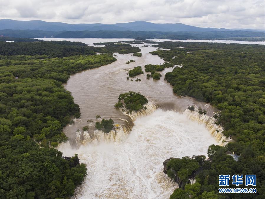 (社会)(2)牡丹江镜泊湖吊水楼瀑布现“三面溢流”壮观景象