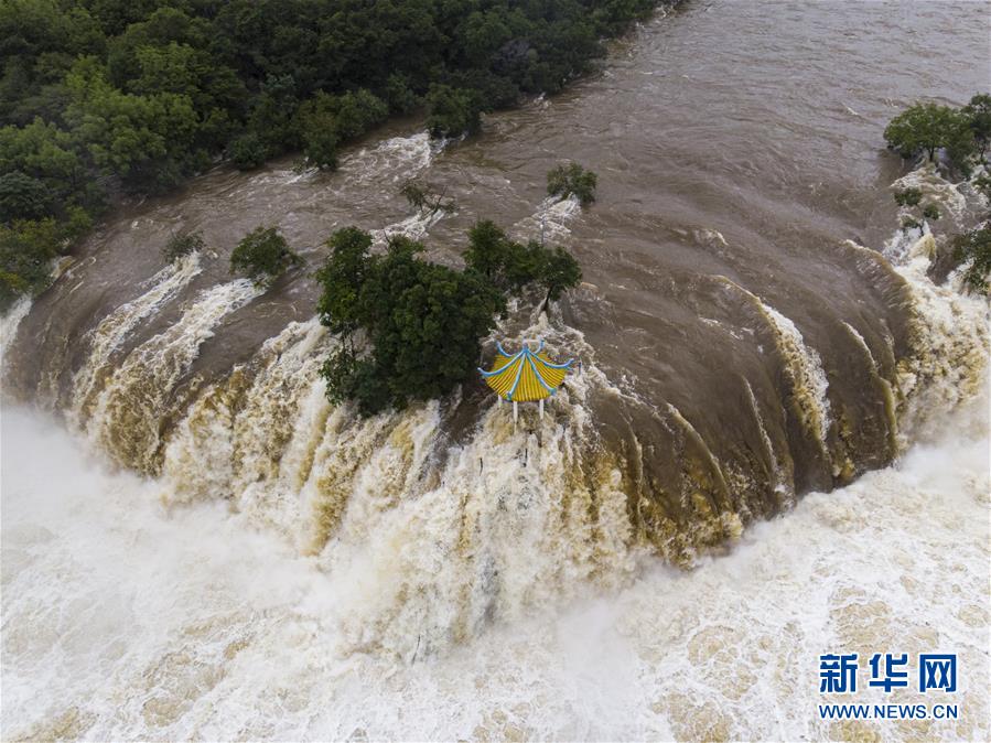 (社会)(3)牡丹江镜泊湖吊水楼瀑布现“三面溢流”壮观景象