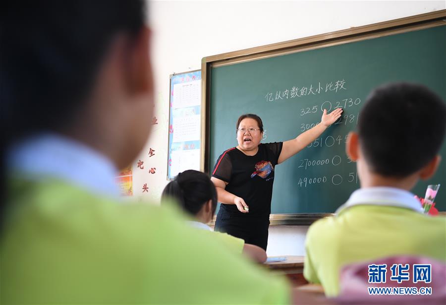 9月10日，郭自然在教室给孩子们上课。 新华社记者 朱旭东 摄