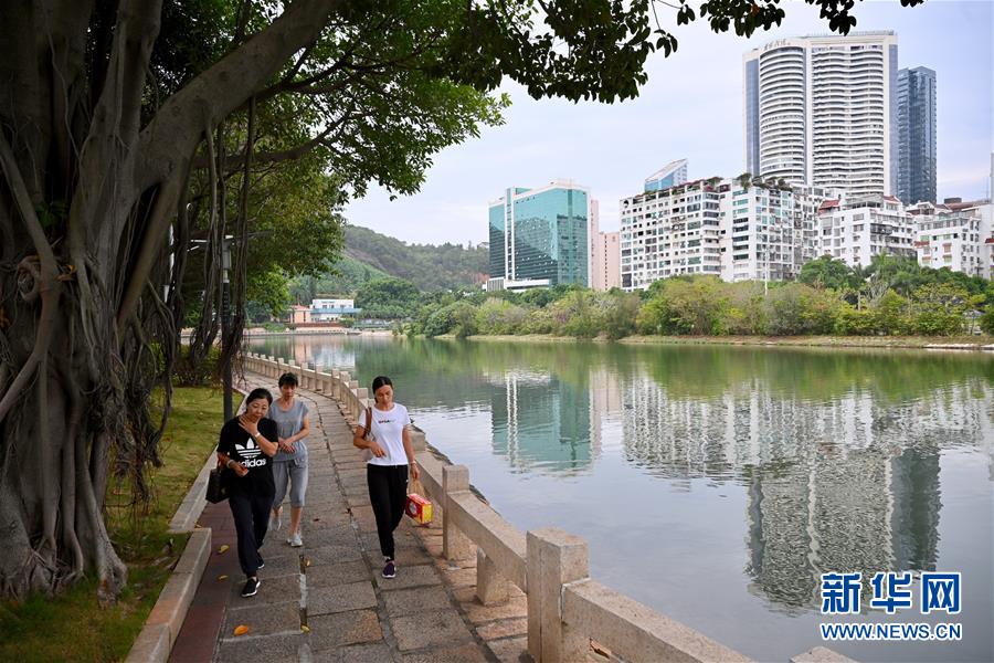 9月9日，市民走在筼筜湖环湖步道上。新华社记者 姜克红 摄