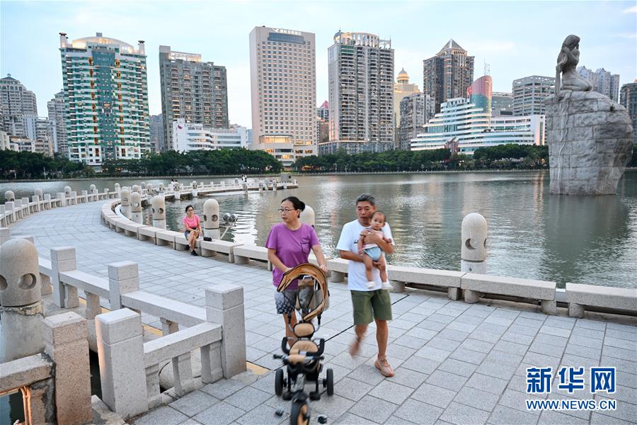 9月9日，市民及游客在厦门筼筜湖白鹭女神雕像附近休闲游玩。新华社记者 姜克红 摄