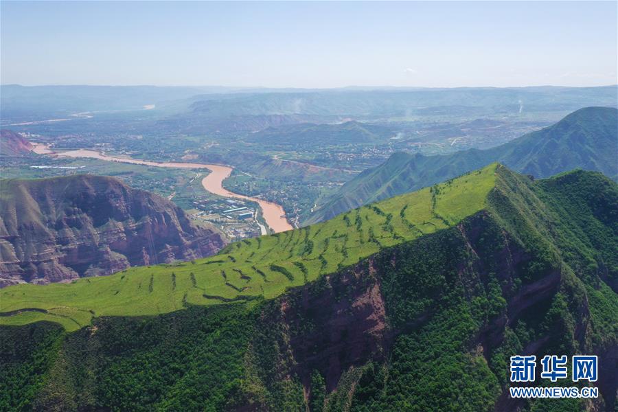 这是8月9日在青海省循化撒拉族自治县拍摄的黄河循化段（无人机照片）。 循化撒拉族自治县位于青海省东部黄河谷地，地处青藏高原边缘地带，黄河流经循化90多公里。循化县是中国撒拉族的发祥地，黄河沿岸自然景观绚丽多彩、风土人情浓郁独特、丹霞地貌雄伟壮观。 新华社记者 邢广利 摄